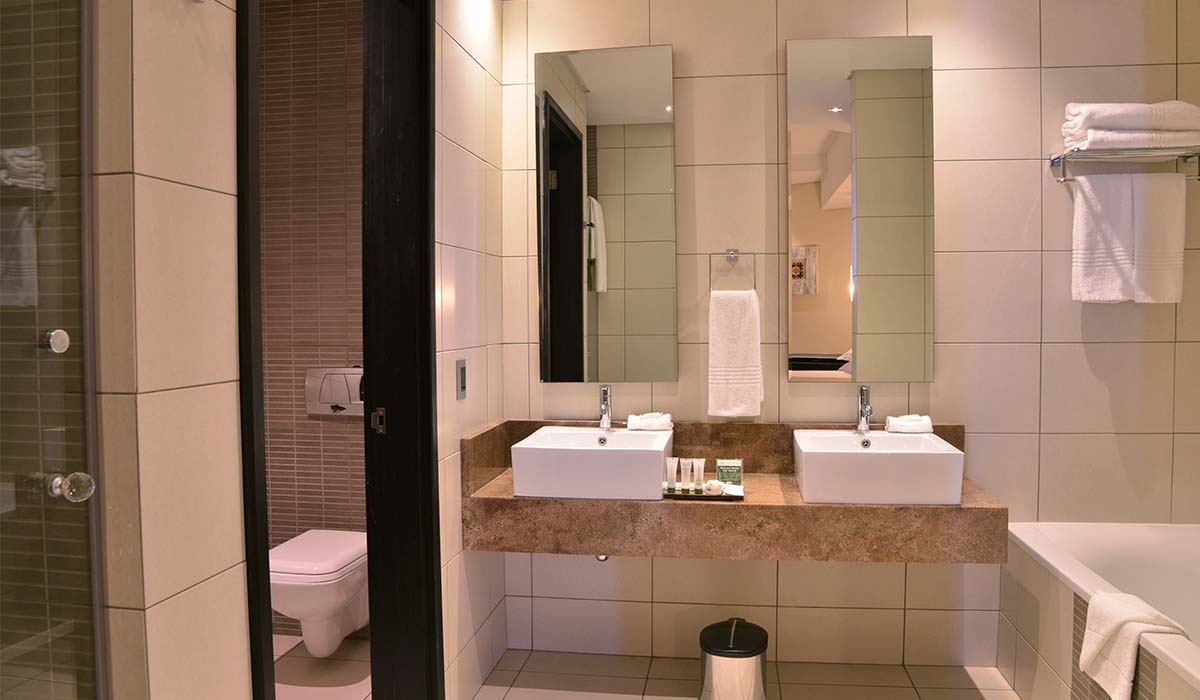 Suites - Bathroom - Premier Hotel O.R. Tambo